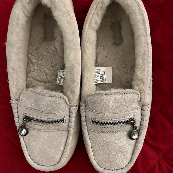 UGG Shoes - Cozy UGG White Glitter Slip On Slippers with Zipper Detail Size 9.